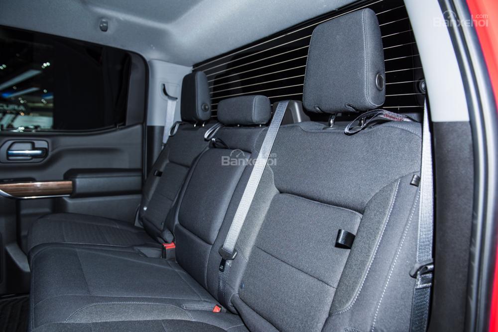 Đánh giá xe Chevrolet Silverado 1500 2019: Hàng ghế sau.