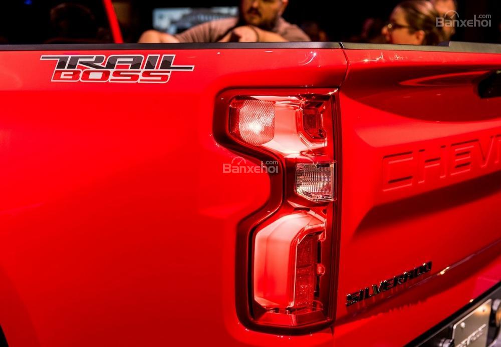 Đánh giá xe Chevrolet Silverado 1500 2019: Đèn hậu.