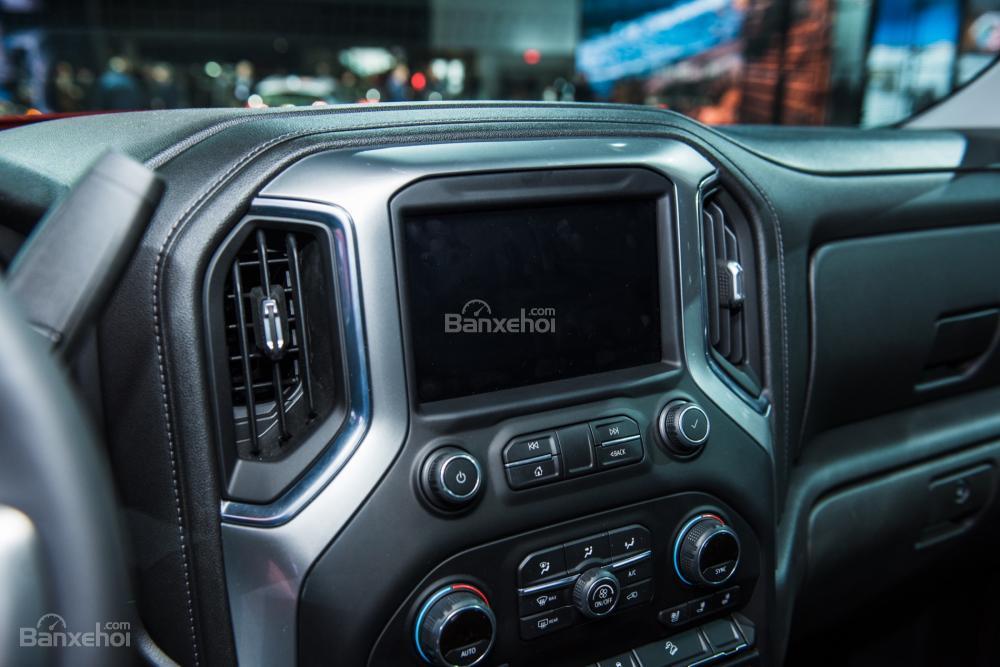 Đánh giá xe Chevrolet Silverado 1500 2019: Bảng điều khiển và màn hình trung tâm.