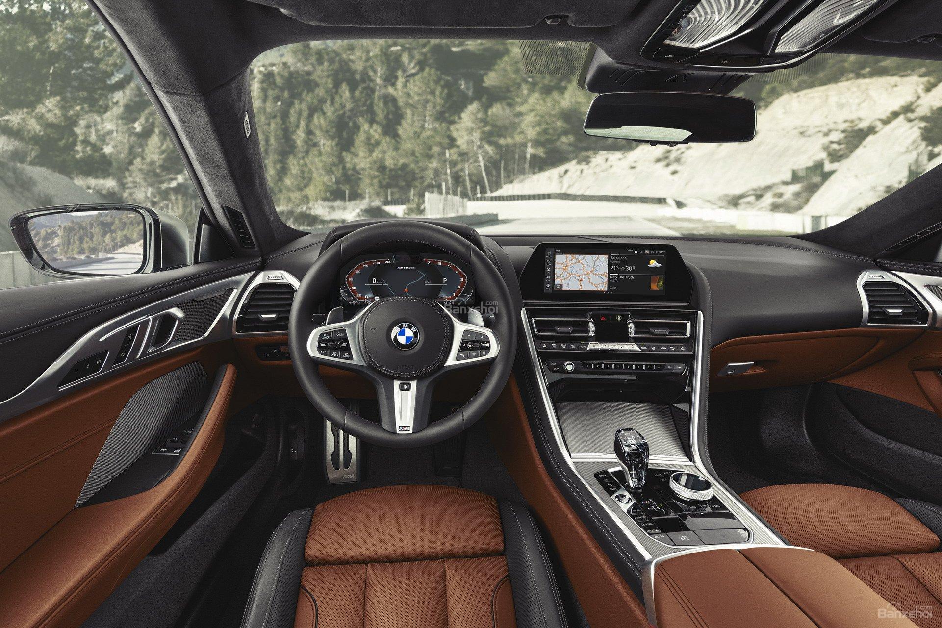 Đánh giá xe BMW 8-Series 2019: Bảng điều khiển trung tâm rộng rãi z