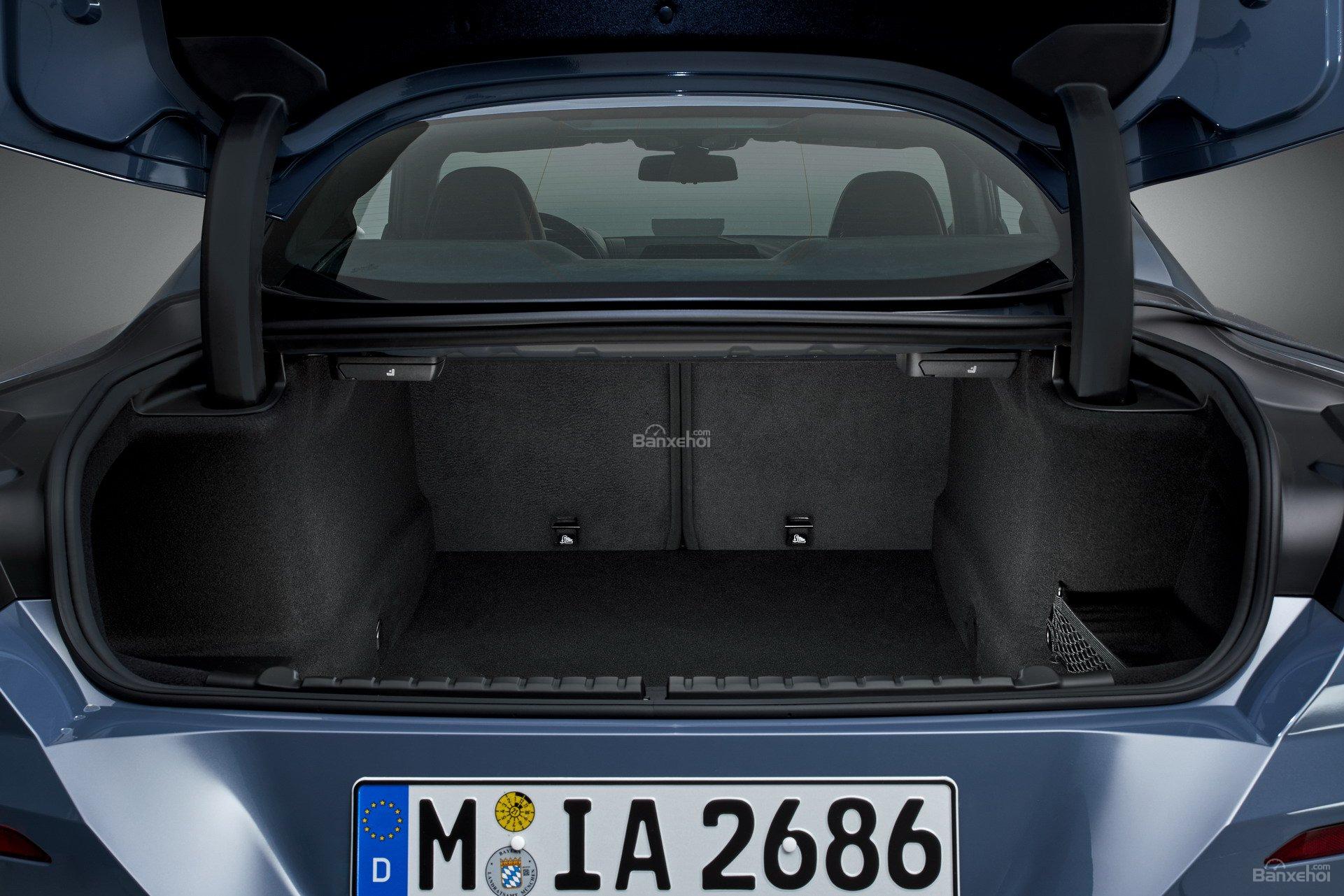 Đánh giá xe BMW 8-Series 2019: Khoang hành lý có cửa cốp tự động z