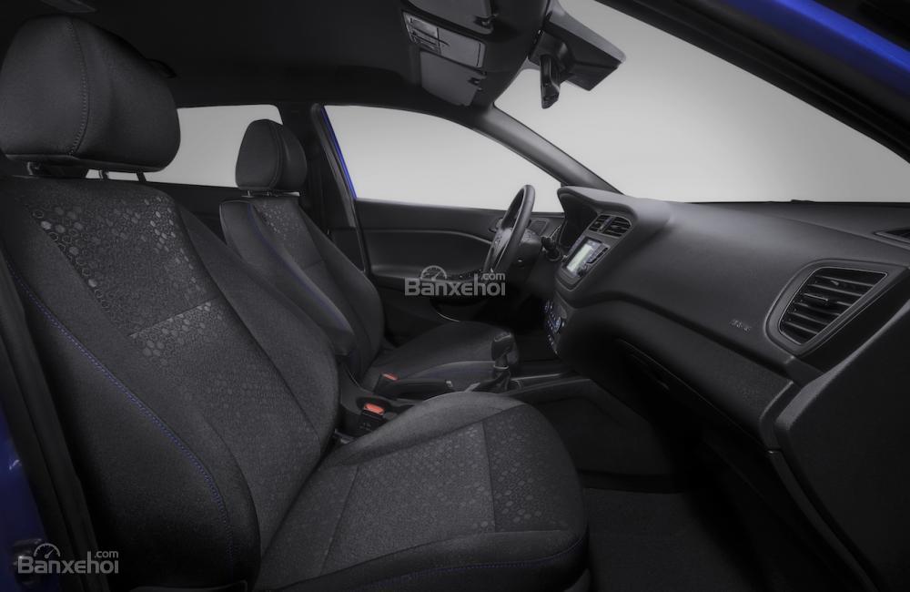 Đánh giá xe Hyundai i20 Active 2018: Ghế ngồi.