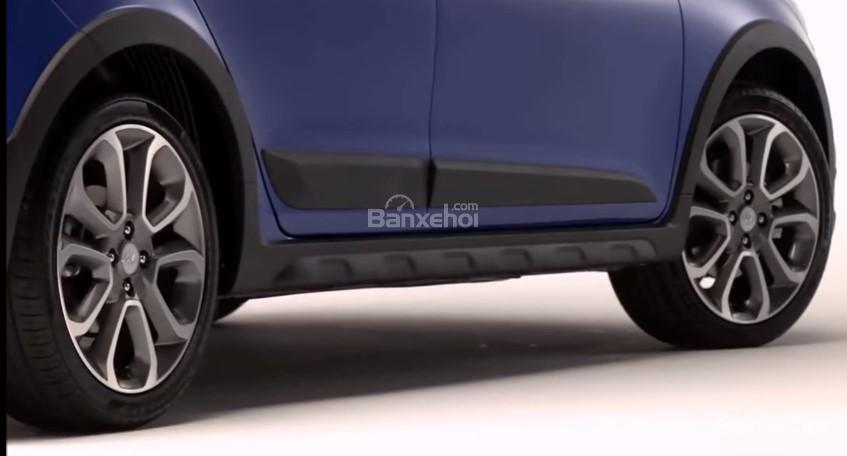 Đánh giá xe Hyundai i20 Active 2018: Mâm và nẹp thân xe.