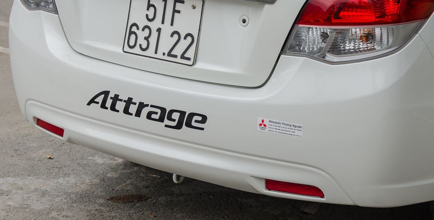 Đánh giá xe Mitsubishi Attrage 2018 CVT: Hai cụm đèn phản quang ở cản dưới 1