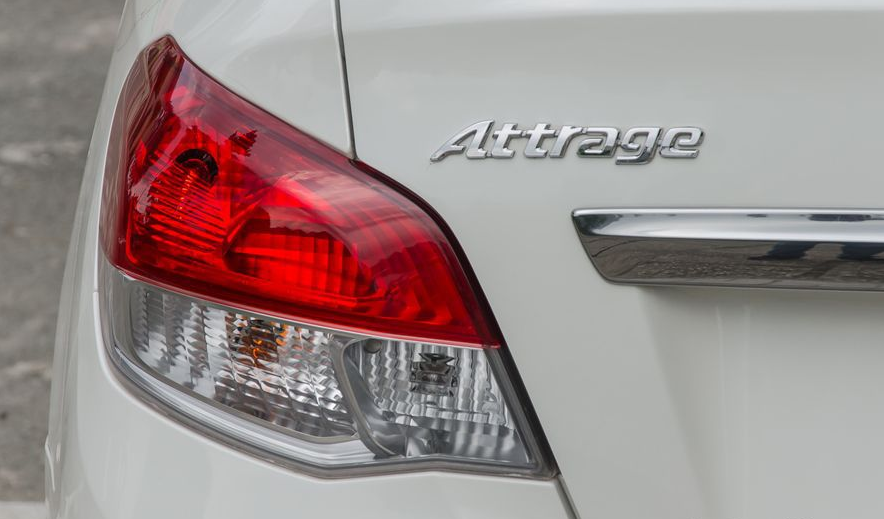 Đánh giá xe Mitsubishi Attrage 2018 CVT: Cụm đèn hậu to bản,chia thành 2 khoang 1