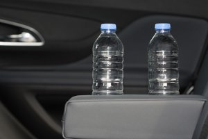 Cẩn trọng khi uống nước đựng ở chai nhựa đặt quá lâu trong xe hơi 1.