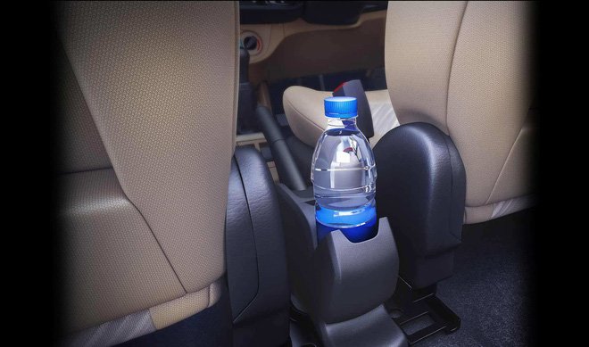 Cẩn trọng khi uống nước đựng ở chai nhựa đặt quá lâu trong xe hơi 2.