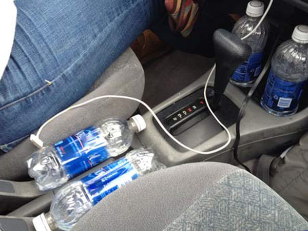 Cẩn trọng khi uống nước đựng ở chai nhựa đặt quá lâu trong xe hơi 4.