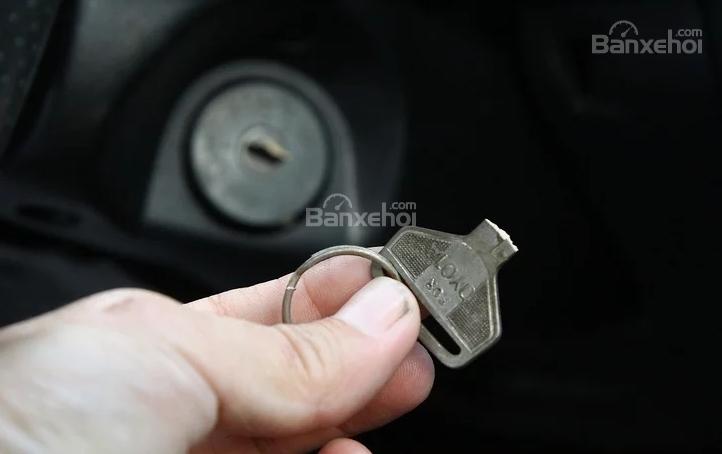 Cách lấy chìa khóa ô tô gãy ra khỏi ổ khóa