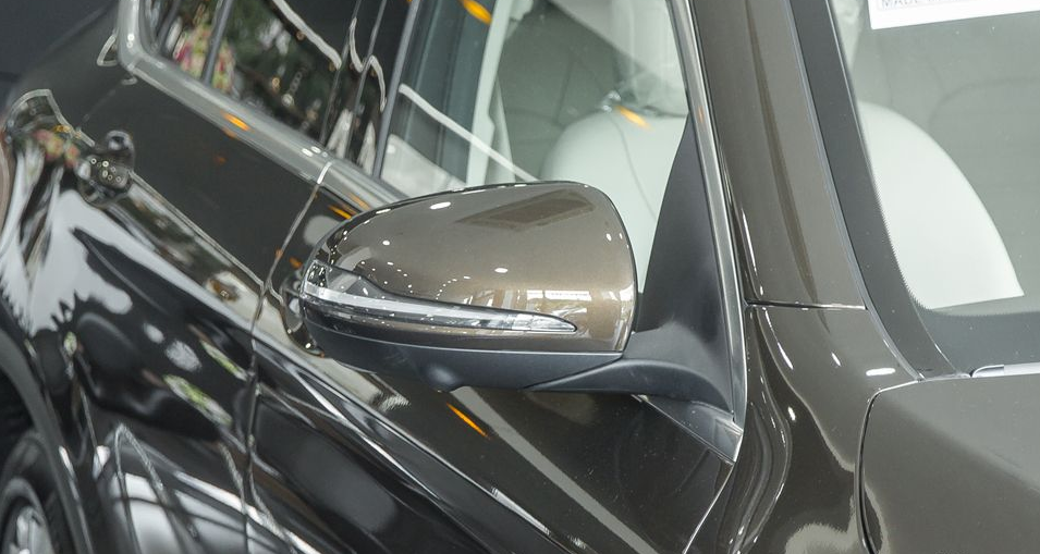 Đánh giá xe Mercedes-Benz GLC 300 4MATIC Coupe 2018: Gương chiếu hậu 1