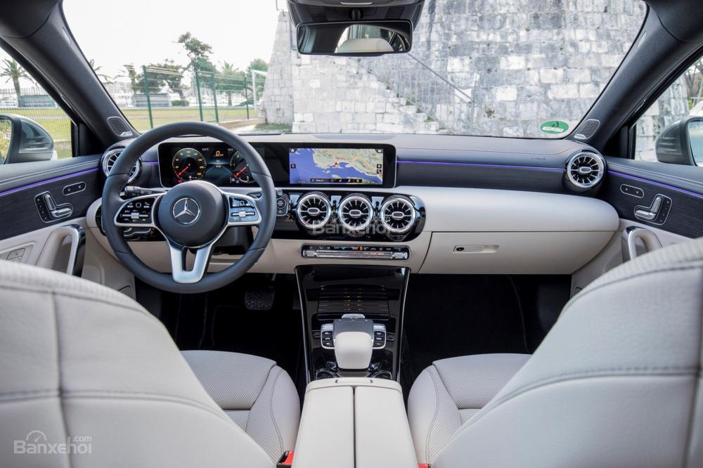 Đánh giá xe Mercedes-Benz A-Class 2019 - táp-lô - 1