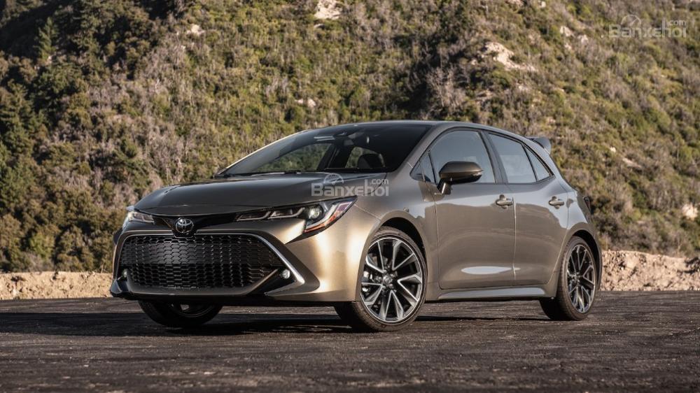 Toyota Corolla 2019 và Toyota C-HR 2019: Chọn hatchback hay CUV?.