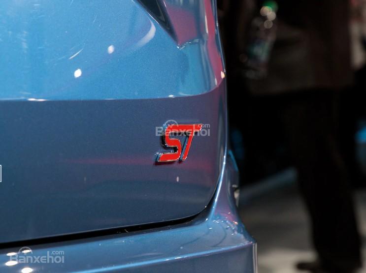Đánh giá xe Ford Edge ST 2019: Logo ST phía đuôi.