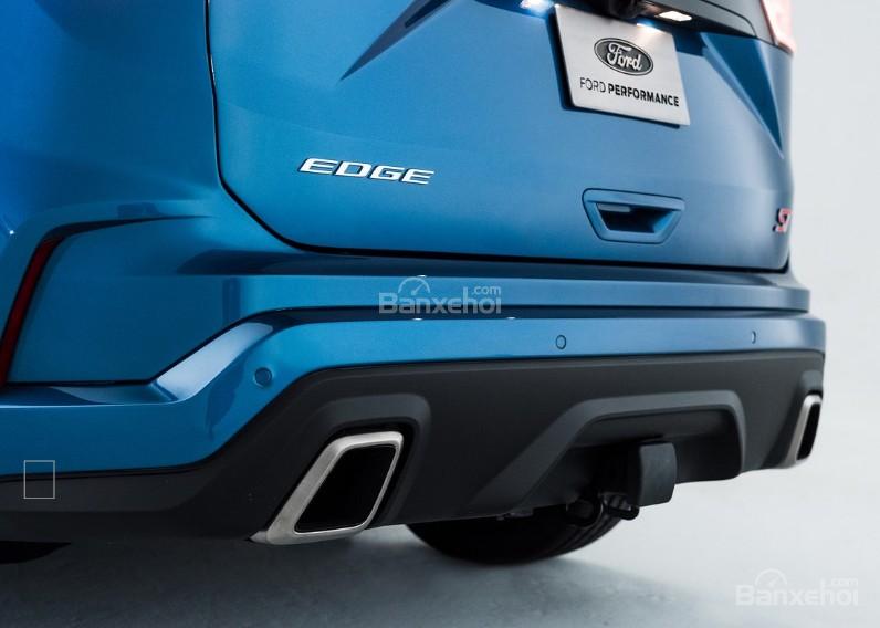 Đánh giá xe Ford Edge ST 2019: Ống xả.