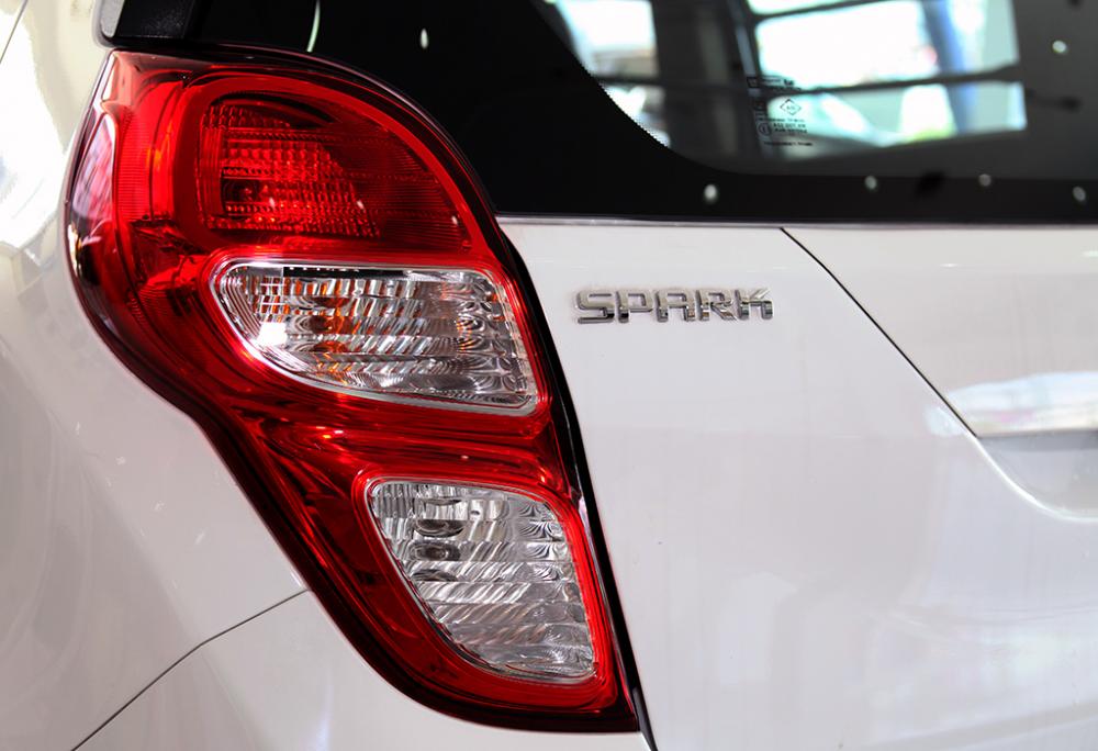 So sánh Toyota Wigo và Chevrolet Spark về đuôi xe 6