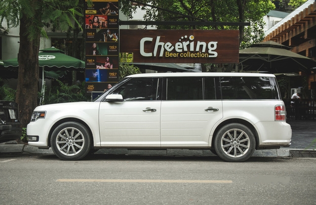 Xe gia đình Ford Flex hơn 2 tỷ đồng xuất hiện trên đường phố Việt 1.