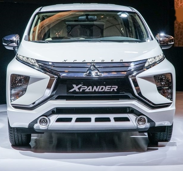 So sánh Mitsubishi Xpander và Toyota Avanza về đầu xe.