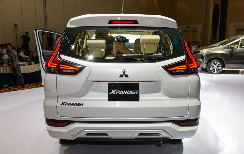 So sánh Mitsubishi Xpander và Toyota Avanza về đuôi xe.