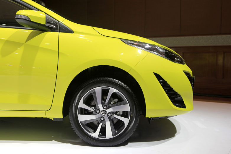 Đánh giá xe Toyota Yaris G 2019: La-zăng đúc 16 inch 2 màu mới...