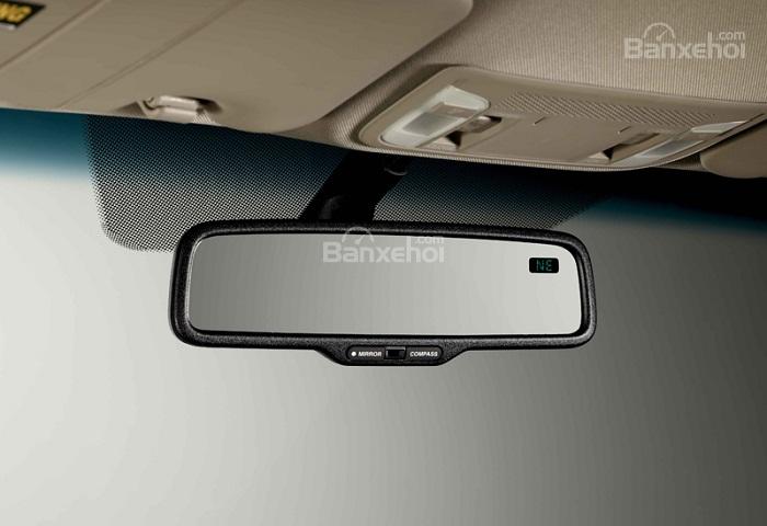 Gương chiếu hậu tự mờ.