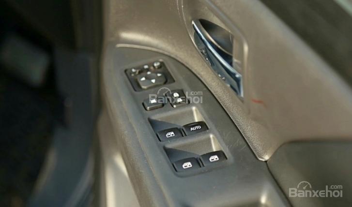 Kính xe chỉnh điện.