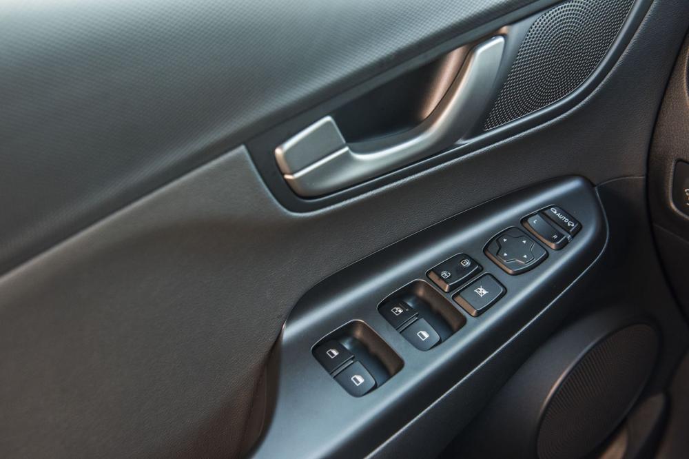 Đánh giá xe Hyundai Kona 2019 1.6 Turbo:  Nút bấm điều khiển ở cửa xe 1