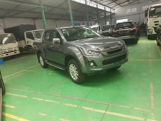 Isuzu mu-X 2018 về đến đại lý, có thể rẻ nhất ở phân khúc SUV 7 chỗ a3