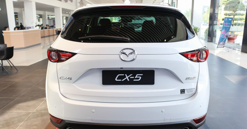 So sánh xe Mazda CX-5 2018 và Zotye Z8 2018 về đuôi xe.
