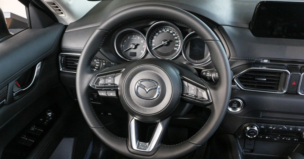 So sánh xe Mazda CX-5 2018 và Zotye Z8 2018 về táp-lô, vô-lăng.