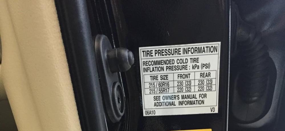 Chỉ số áp suất tiêu chuẩn của lốp xe được ghi trên cửa...