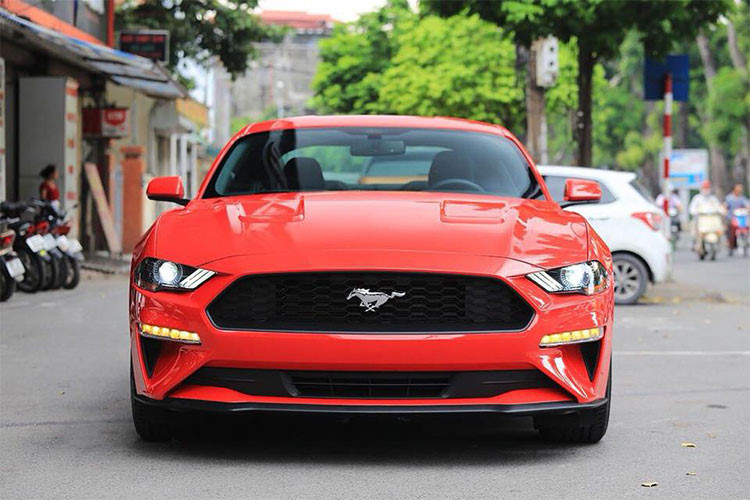 Soi chiếc Ford Mustang 2018 màu đỏ vừa về Việt Nam a10