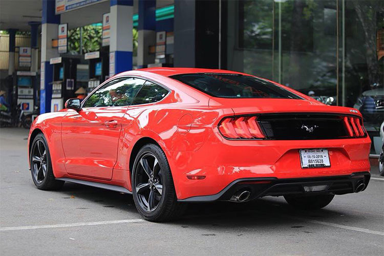 Soi chiếc Ford Mustang 2018 màu đỏ vừa về Việt Nam a3