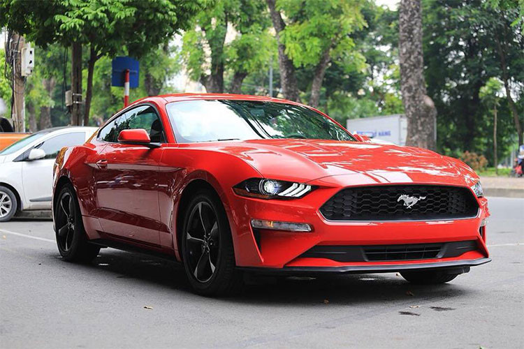 Soi chiếc Ford Mustang 2018 màu đỏ vừa về Việt Nam a1