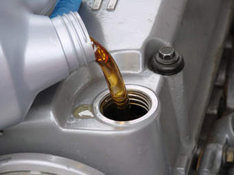 Phân biệt dầu nhớt tổng hợp và bán tổng hợp xe ô tô a2