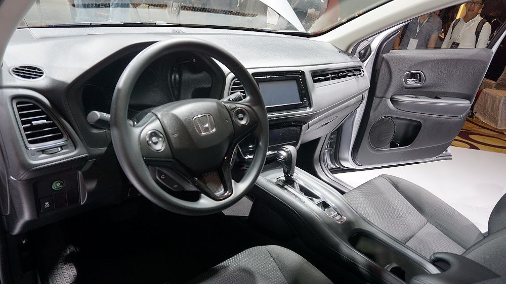 Honda HR-V phiên bản G tại Việt Nam sử dụng nội thất nỉ.