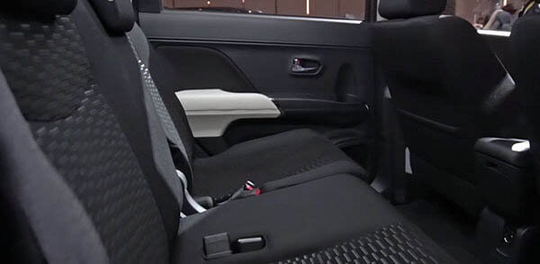 So sánh xe Toyota Rush và Toyota Avanza về ghế ngồi.