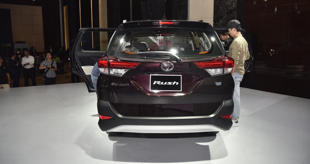 So sánh Mitsubishi Xpander và Toyota Avanza về đuôi xe.