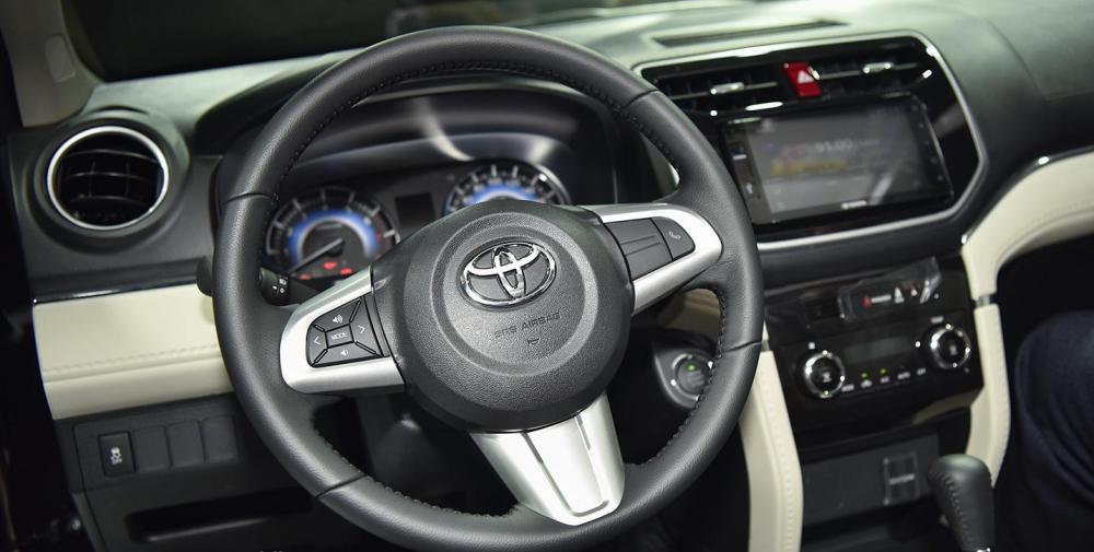 So sánh xe Toyota Rush và Toyota Avanza về táp-lô và vô-lăng.