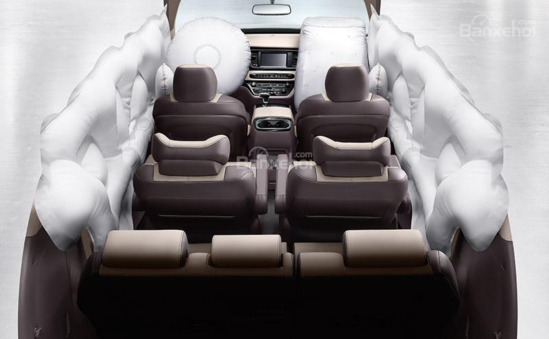 Đánh giá xe Kia Sedona Luxury D 2019: Xe được trang bị 6 túi khí an toàn.