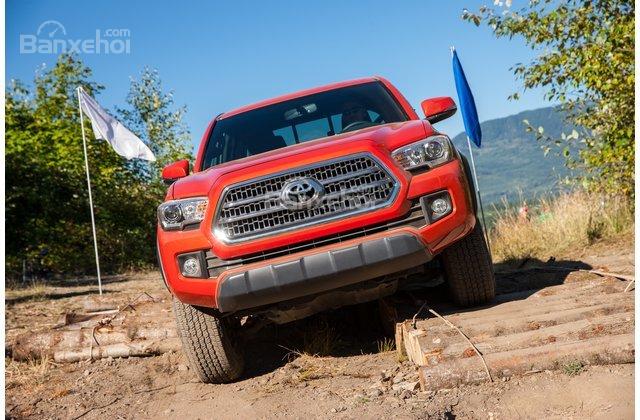 So sánh xe Chevrolet Colorado 2018 và Toyota Tacoma 2018 về động cơ.