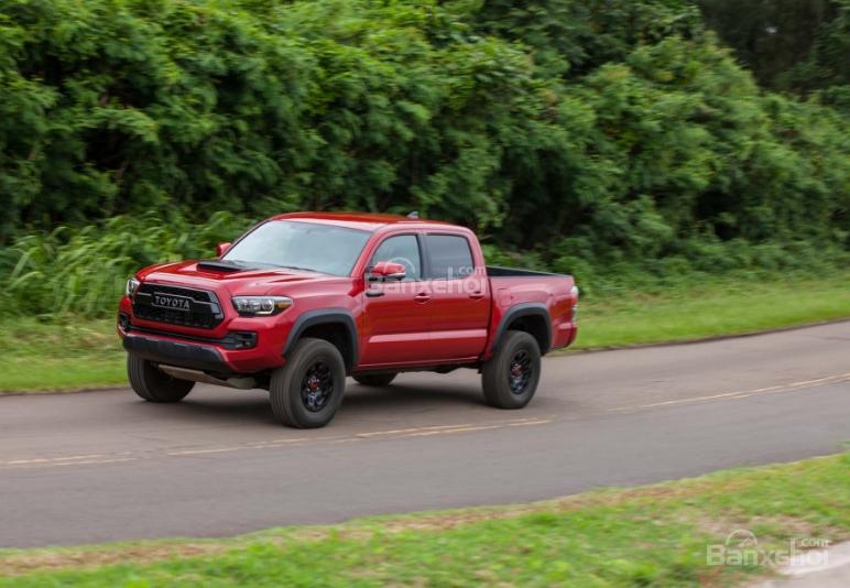 So sánh xe Chevrolet Colorado 2018 và Toyota Tacoma 2018 về mức tiêu thụ nhiên liệu.