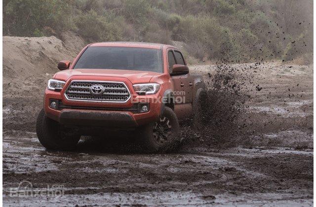 So sánh xe Chevrolet Colorado 2018 và Toyota Tacoma 2018 về khả năng off-road.