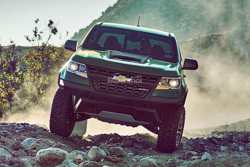 So sánh xe Chevrolet Colorado 2018 và Toyota Tacoma 2018 về trải nghiệm lái.