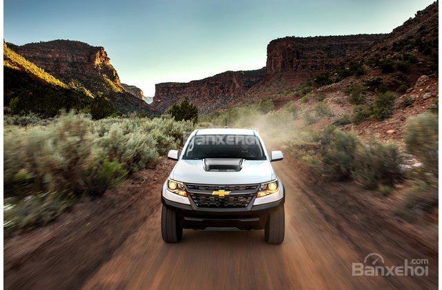 So sánh xe Chevrolet Colorado 2018 và Toyota Tacoma 2018 về động cơ.