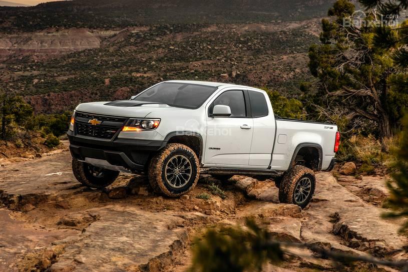 So sánh xe Chevrolet Colorado 2018 và Toyota Tacoma 2018 về giá bán.