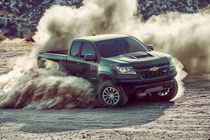 So sánh xe Chevrolet Colorado 2018 và Toyota Tacoma 2018 về khả năng off-road.