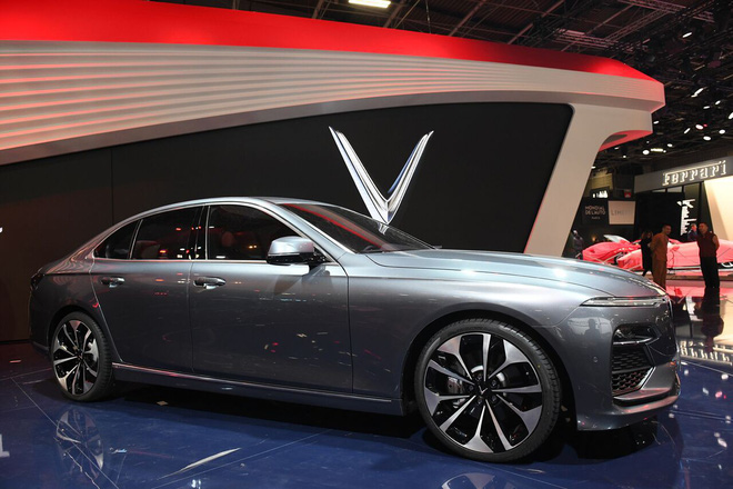 Cuối cùng thiết kế nội ngoại thất đẳng cấp của chiếc sedan VinFast LUX A2.0 cũng lộ diện.