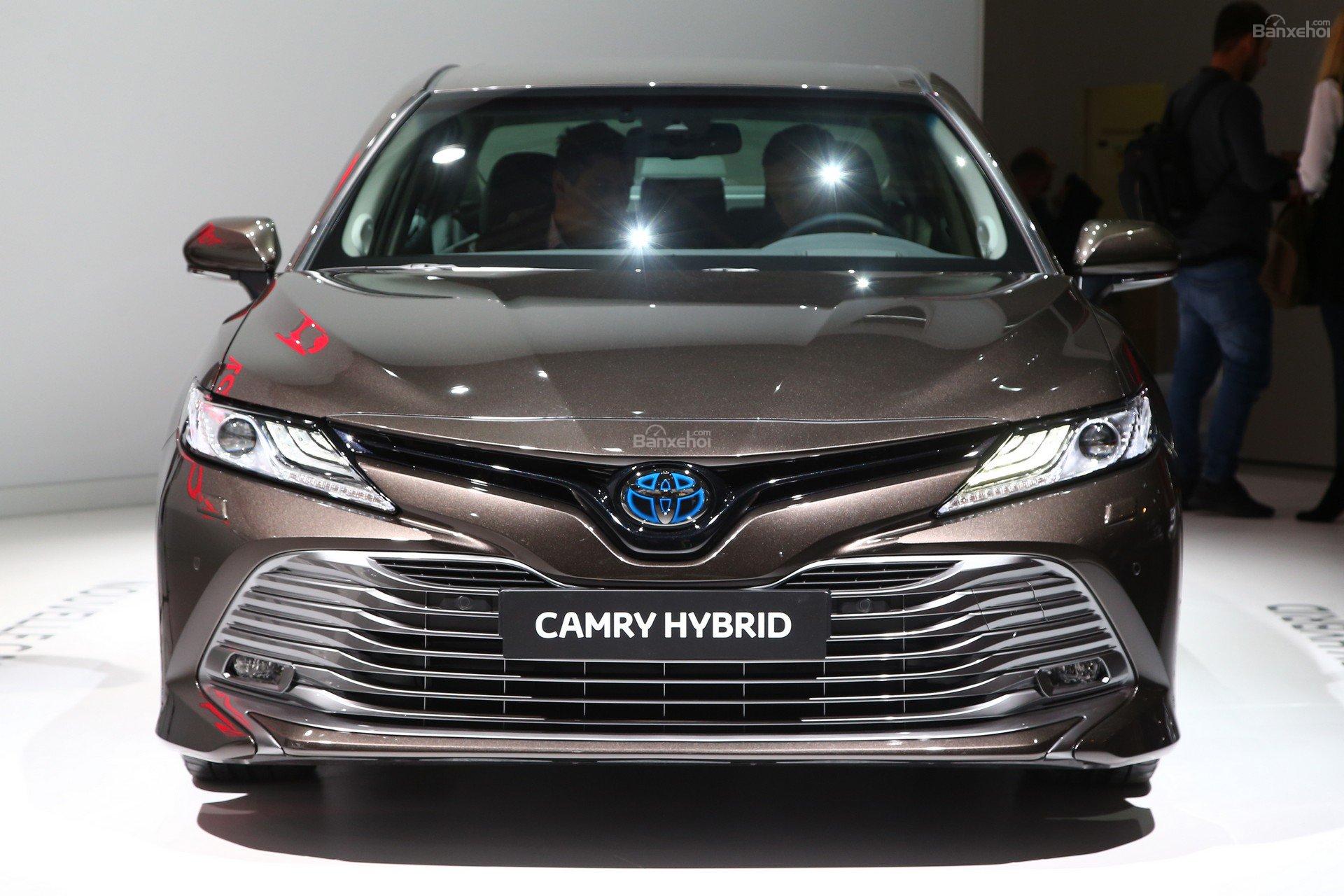 Toyota Camry hybrid 2019.