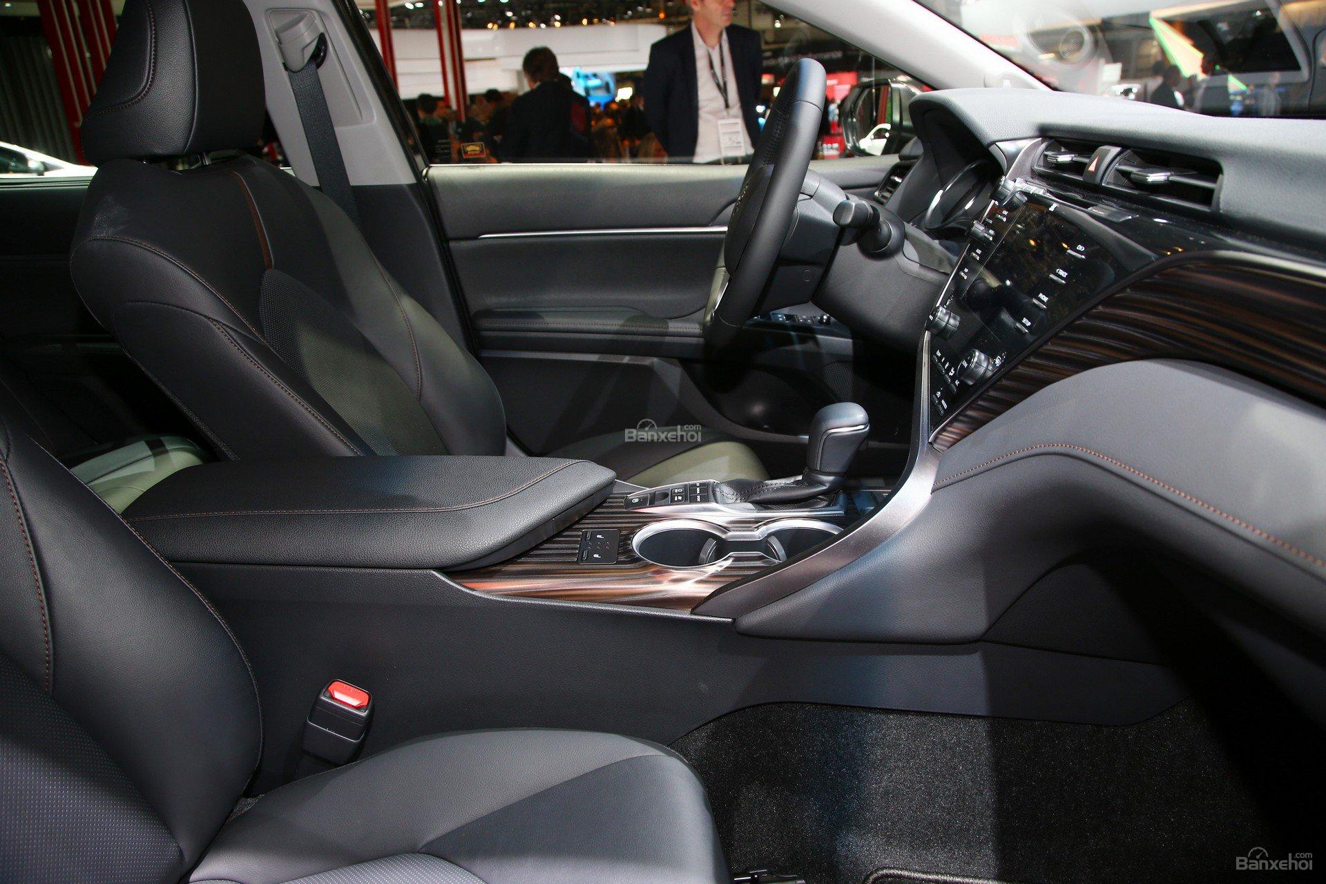 Toyota Camry hybrid 2019.