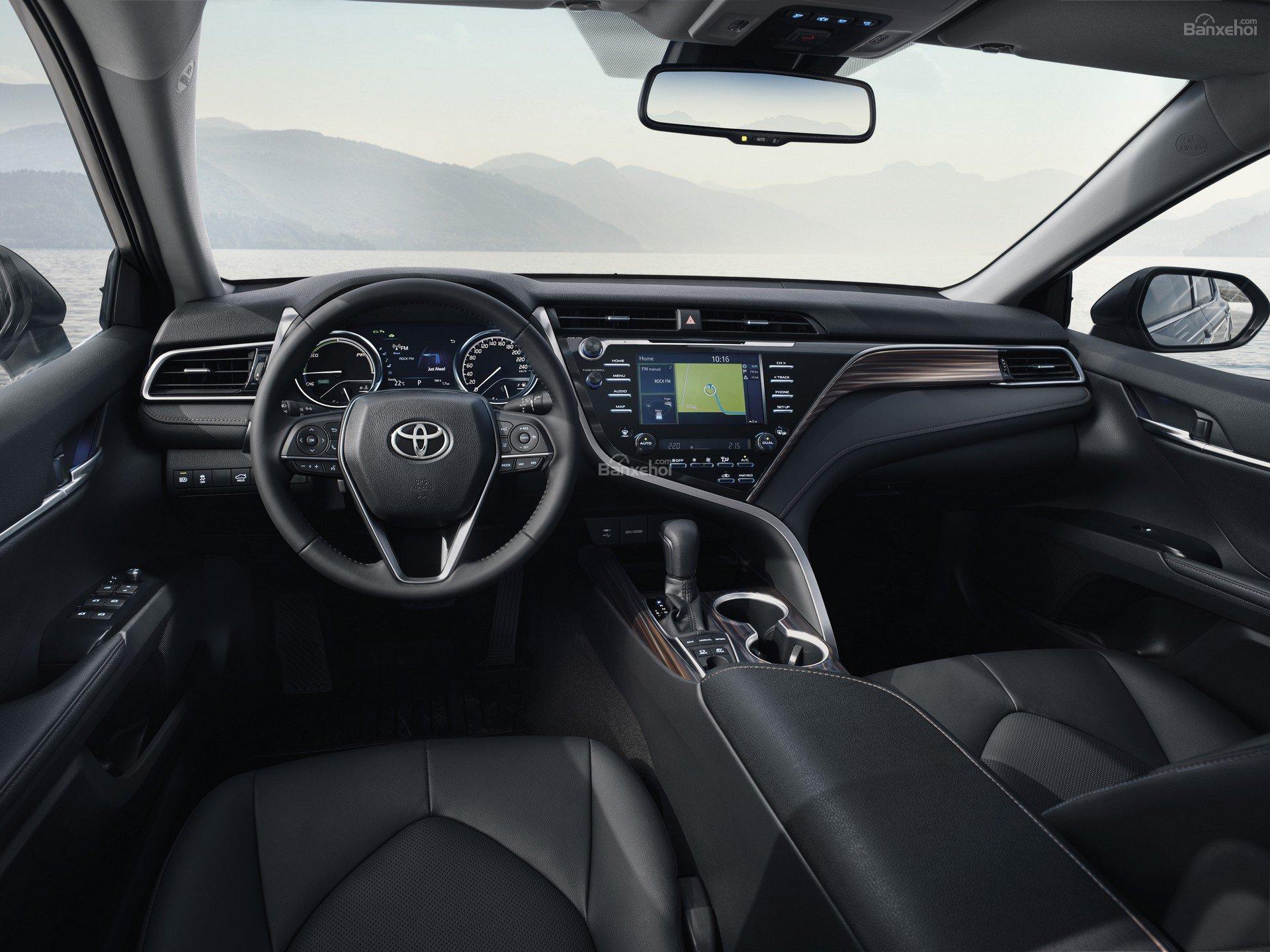 Toyota Camry hybrid 2019.